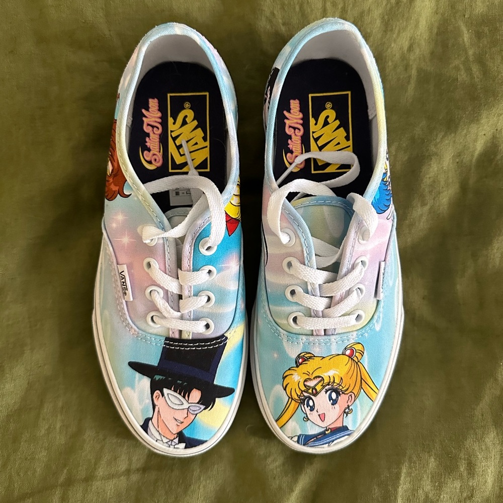 NWOB Sailor Moon x Vans Shoes - Size 6.5
